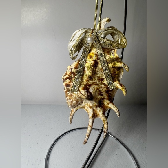 Whelk Shell Christmas Hanging Figurine Ornament Glitter Tan Bow - Picture 1 of 6